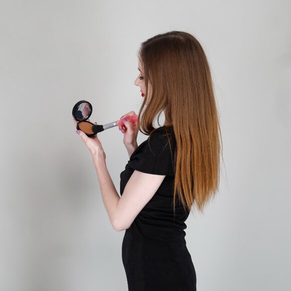 Brown Bronzer and Contour Compact with Smooth Texture - Picture 14 of 15